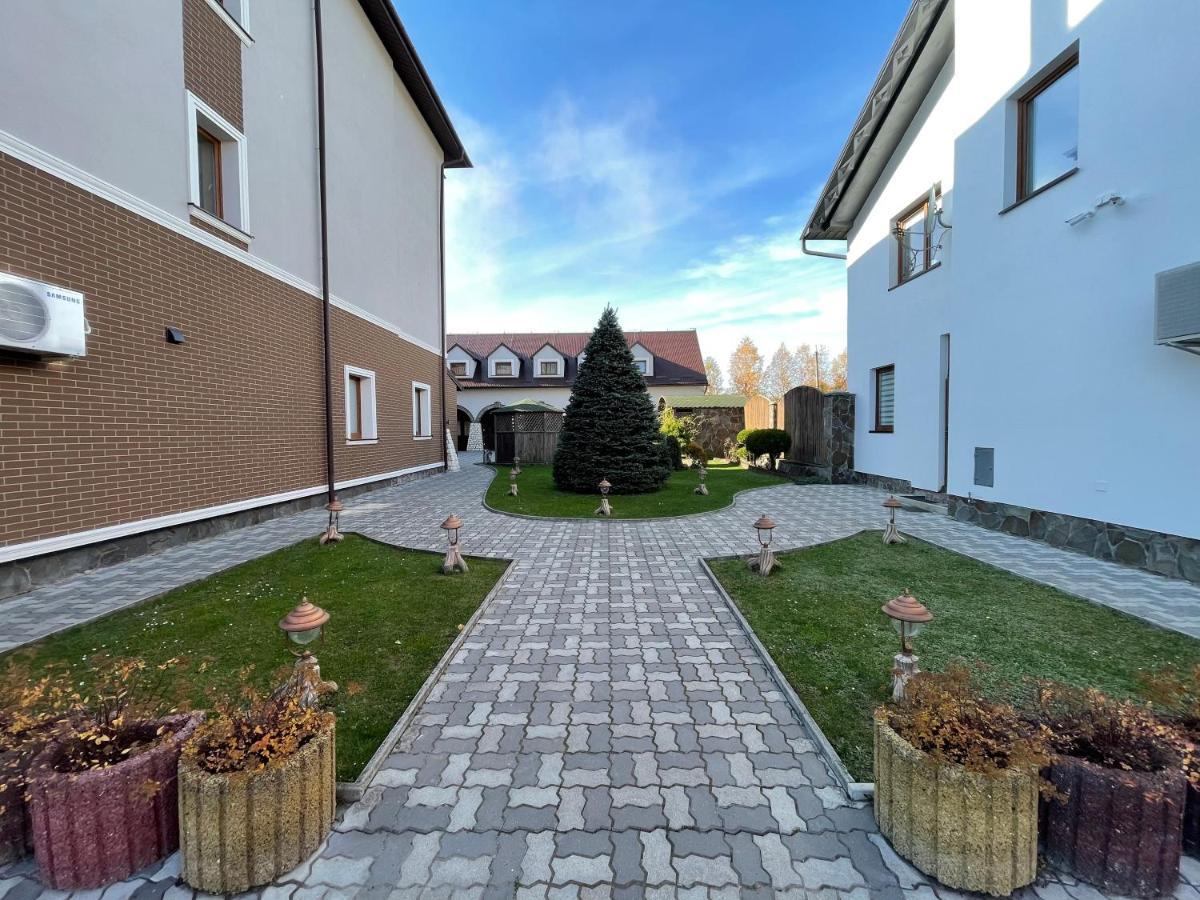 Hotel Korona Mostyska Exterior photo
