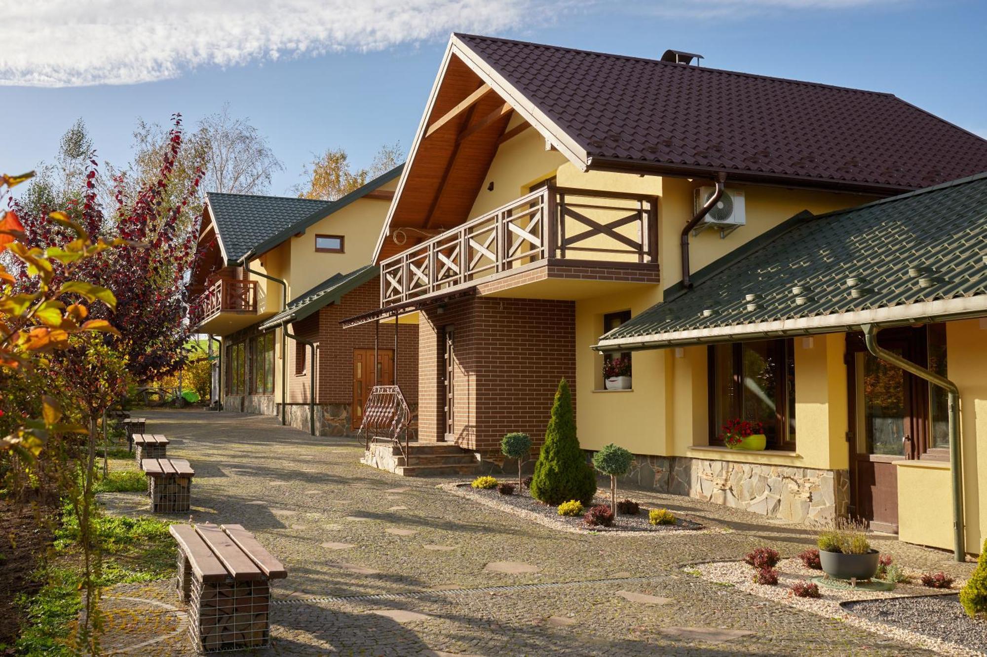 Hotel Korona Mostyska Exterior photo