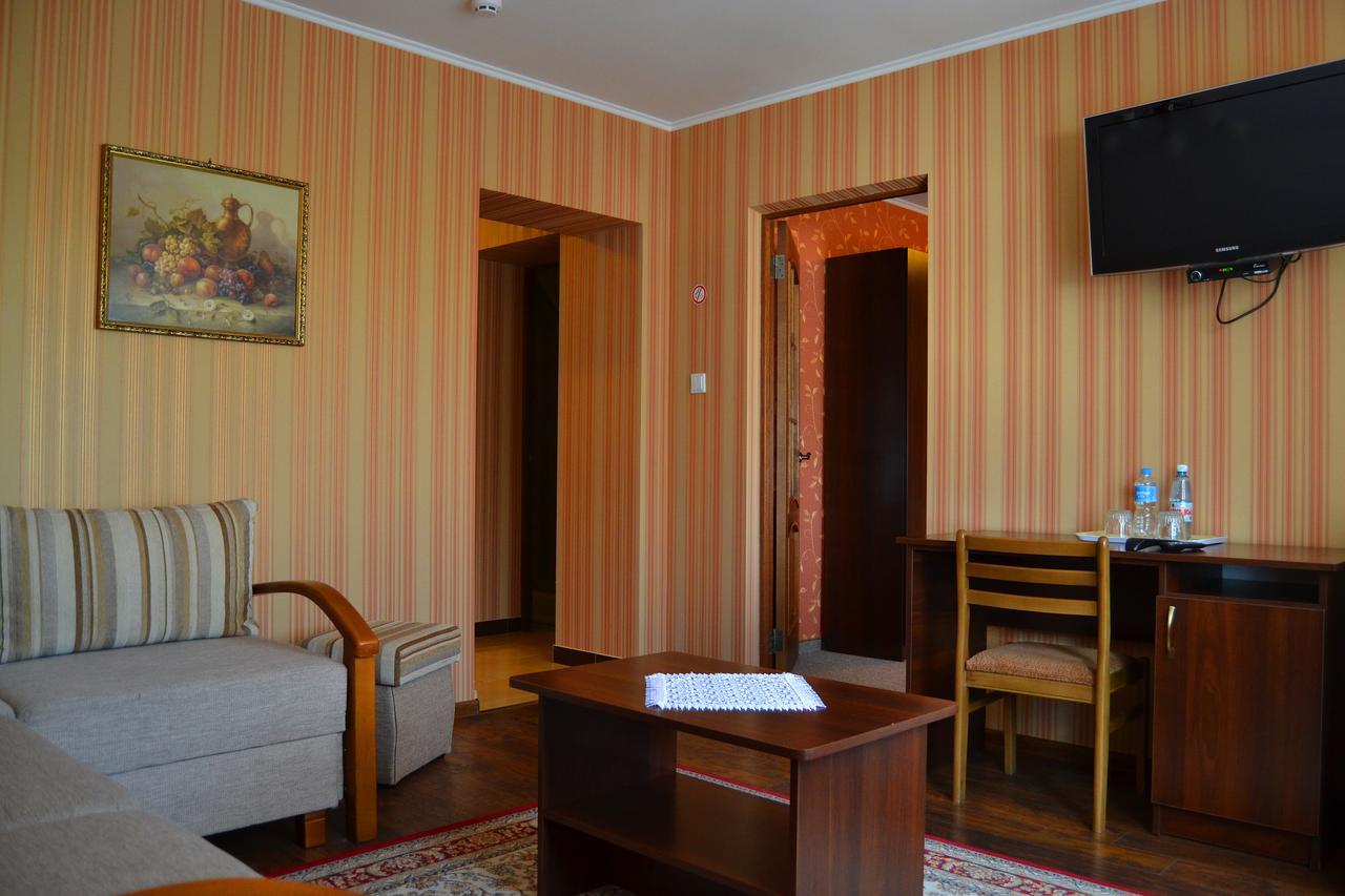 Hotel Korona Mostyska Exterior photo