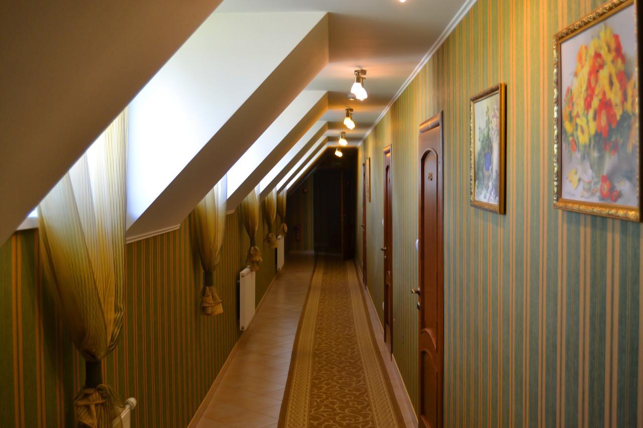 Hotel Korona Mostyska Exterior photo